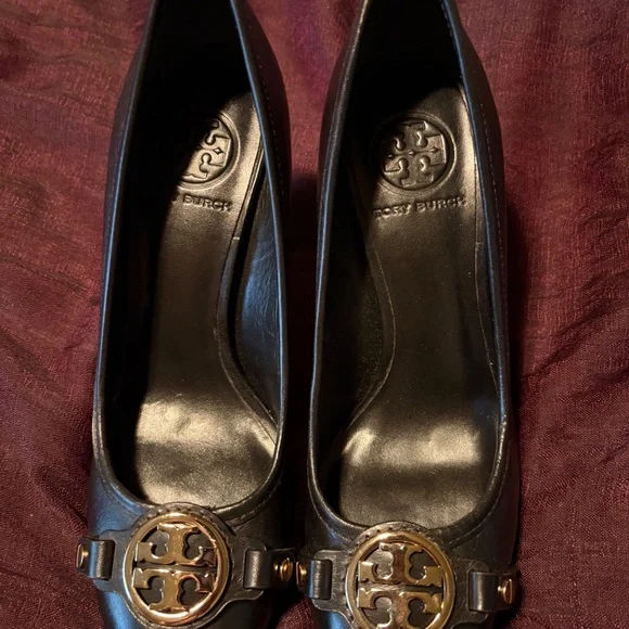 New Tory Burch Leather Pumps with Gold Detail and Wooden Bottom - Picture 12 of 12